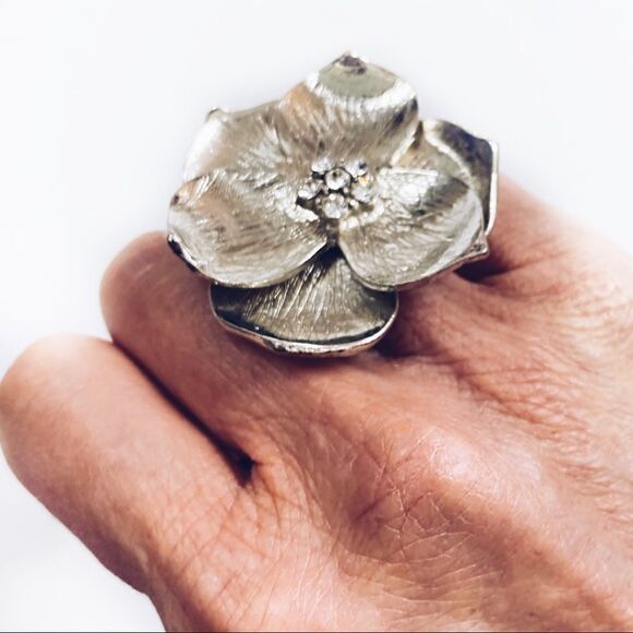 NWOT Adjustable Silver-tone & Crystal Flower Cocktail Ring - Picture 1 of 5